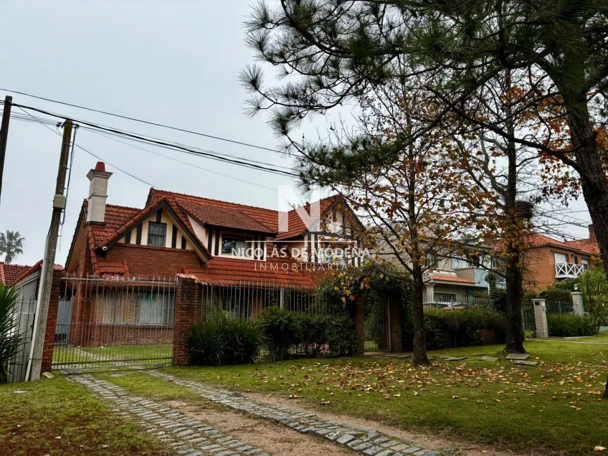Venta Casa 4 dormitorios 4 baños Jardin con Piscina en Carrasco 4