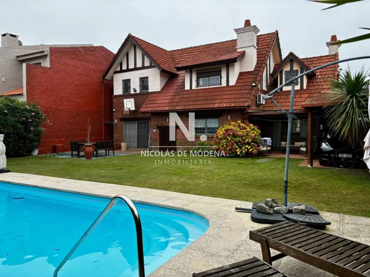 Venta Casa 4 dormitorios 4 baños Jardin con Piscina en Carrasco 3