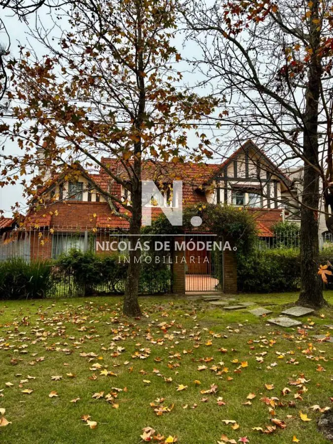 Venta Casa 4 dormitorios 4 baños Jardin con Piscina en Carrasco 2