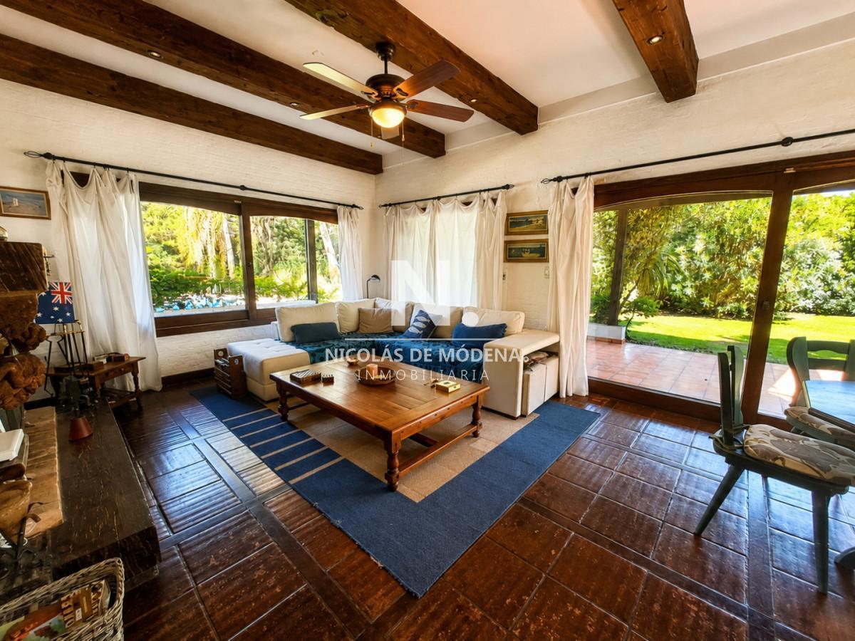 En venta casa de 2 plantas, de 4 dormitorios con parrillero y piscina en Solanas, Punta Ballena