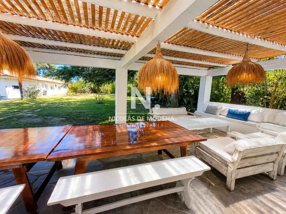 En venta casa de 5 dormitorios en Punta del Este, Golf. Con parrillero y piscina 4