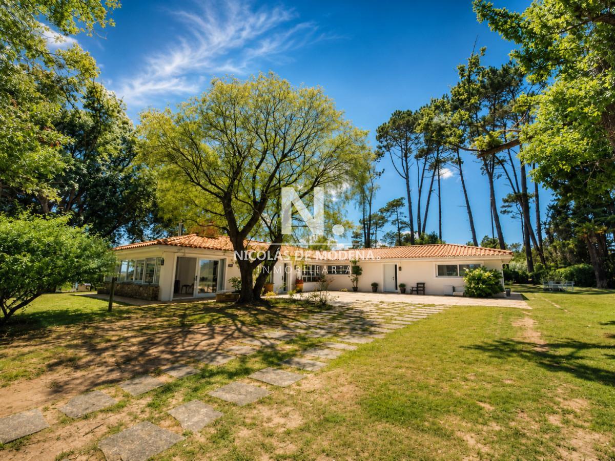 En venta casa de 5 dormitorios en Punta del Este, Golf. Con parrillero y piscina