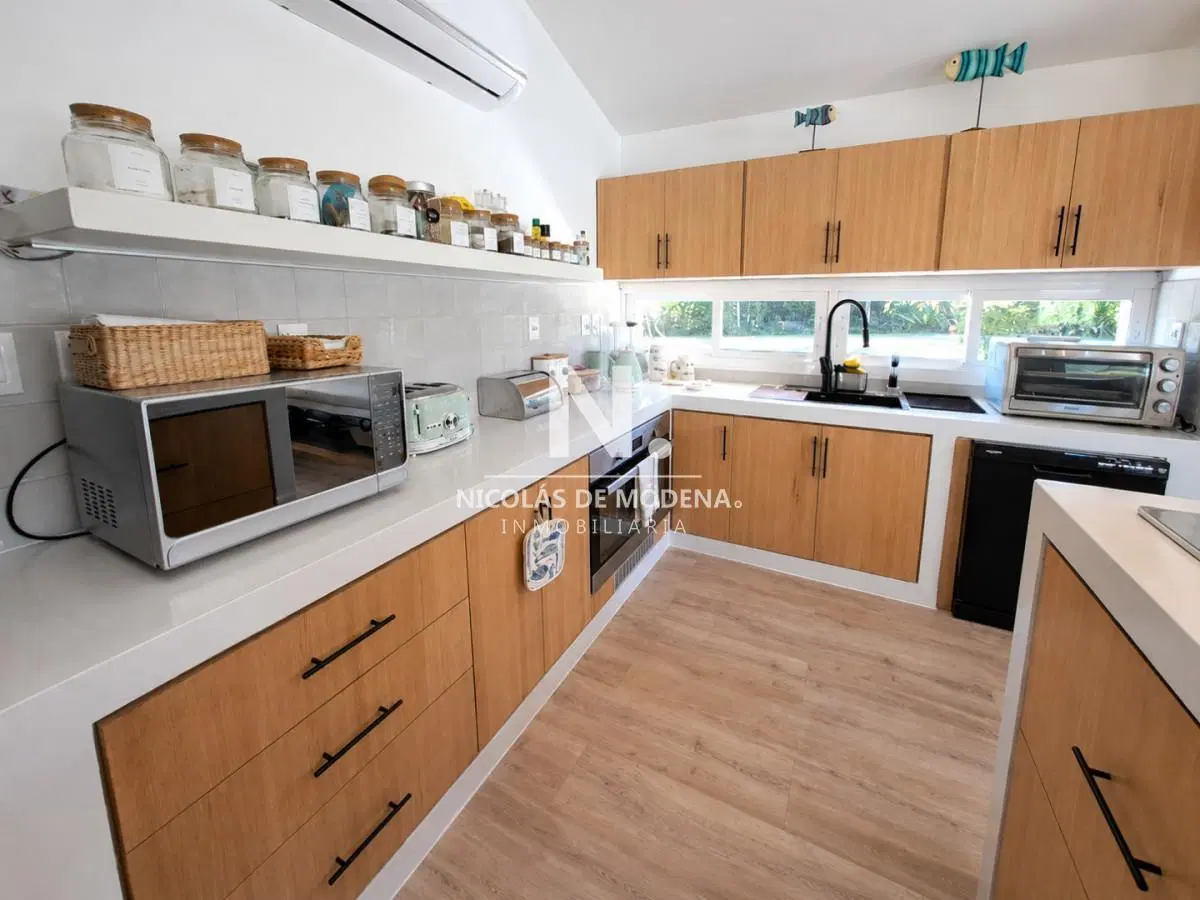 En venta casa de 5 dormitorios en Punta del Este, Golf. Con parrillero y piscina 2