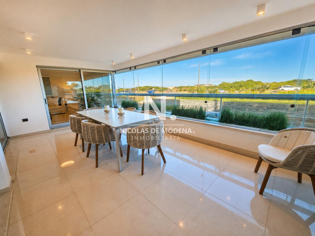 En venta en apartamento de 4 dormitorios con agradable vista a metros del mar, Brava Punta del Este
