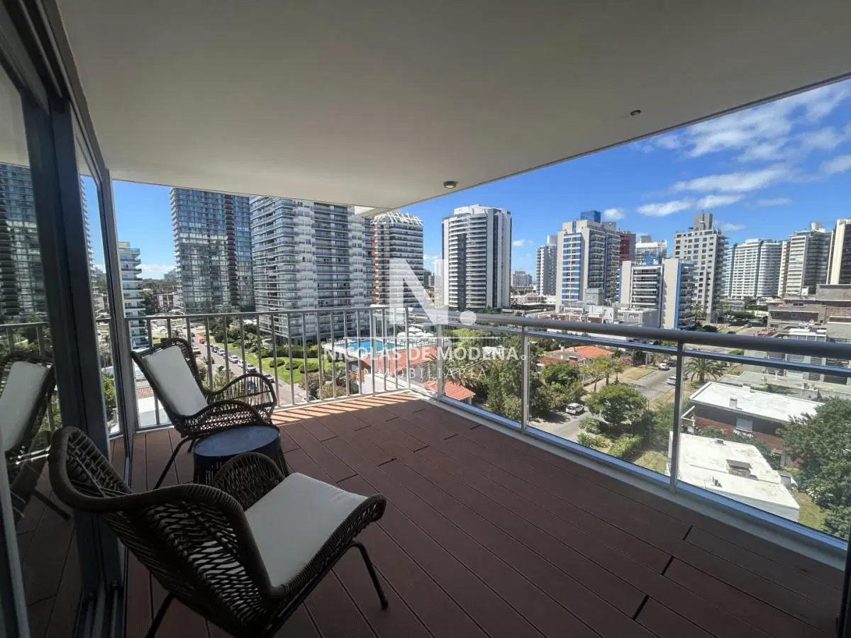 Venta apartamento de 2 dormitorios, 3 baños y doble garage en brava. 2