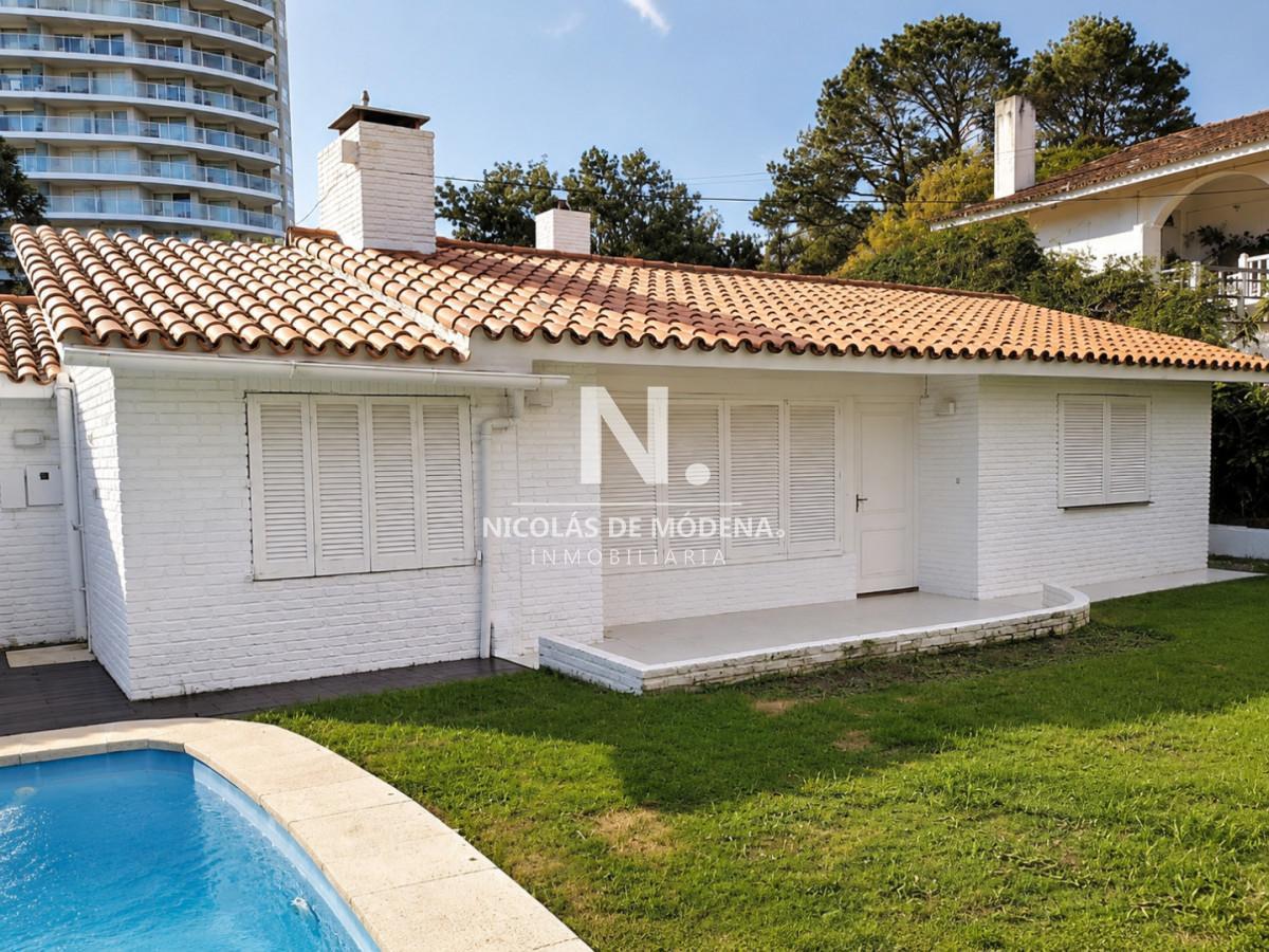 Casa de 5 dormitorios, con piscina y parrillero en Mansa, Punta del Este