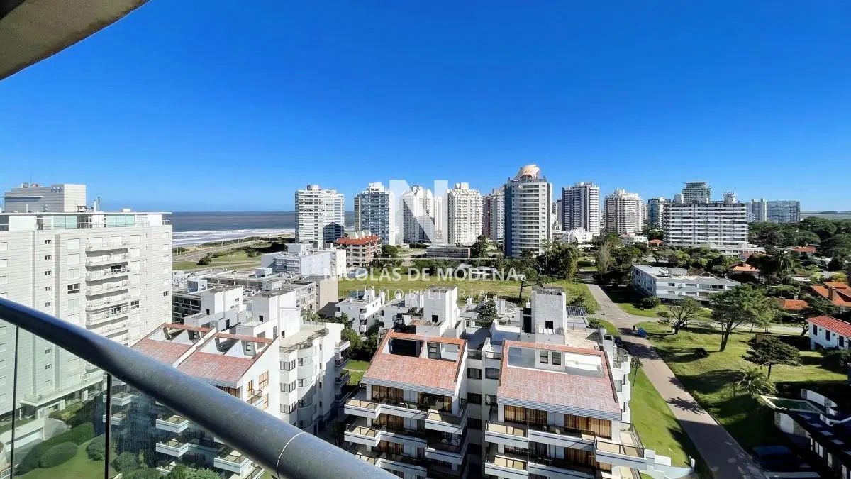 Vende apartamento de 2 dormitorios en Playa Brava, Punta del Este 2