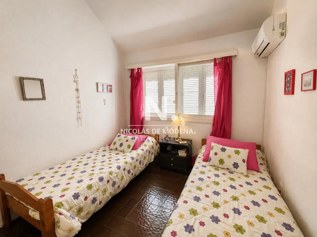 En venta casa de 4 dormitorios, con parrillero y piscina en Pinares 2