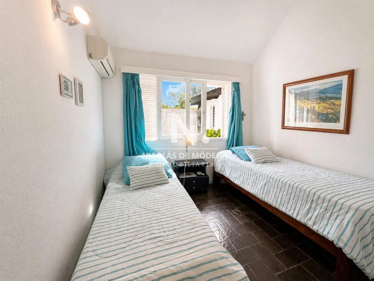 En venta casa de 4 dormitorios, con parrillero y piscina en Pinares 5
