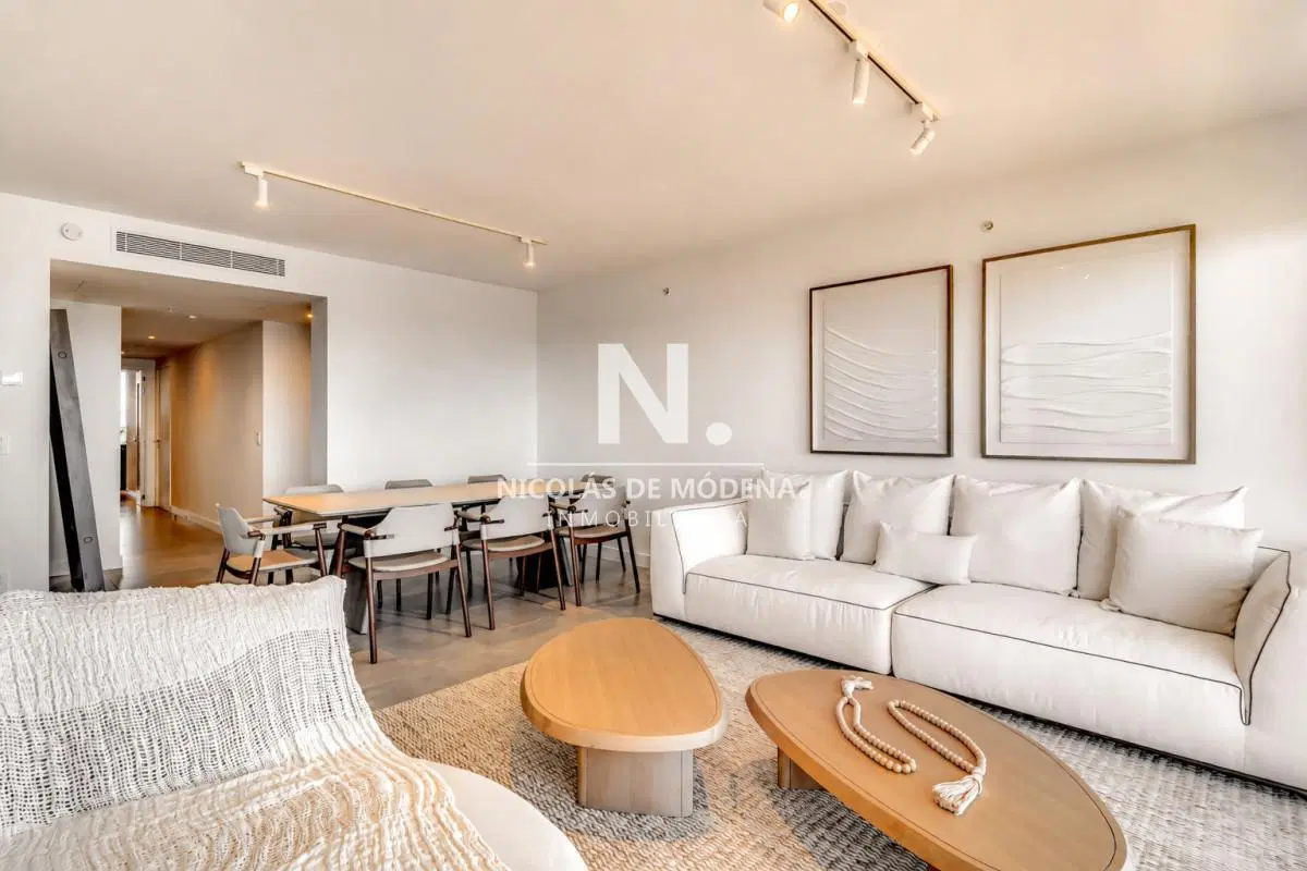 En venta apartamento de 2 dormitorios frente al mar en Playa Mansa - Punta del Este 2