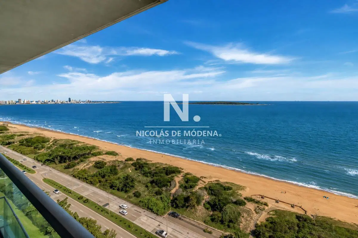 En venta apartamento de 2 dormitorios frente al mar en Playa Mansa - Punta del Este 4