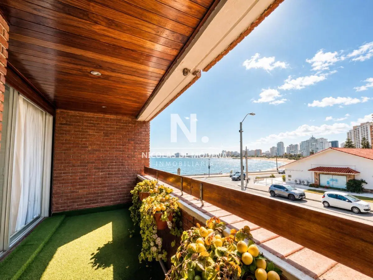 En venta apartamento de 2 dormitorios frente al Mar - Playa Mansa, Punta del Este 4
