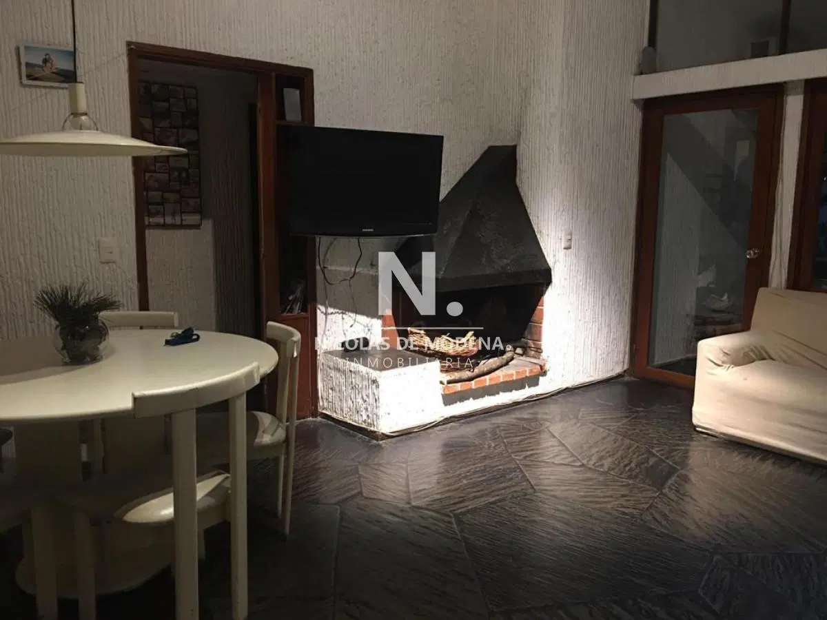En alquiler apartamento de 2 dormitorios con estufa en leña y parrillero propio en Cantegril 4