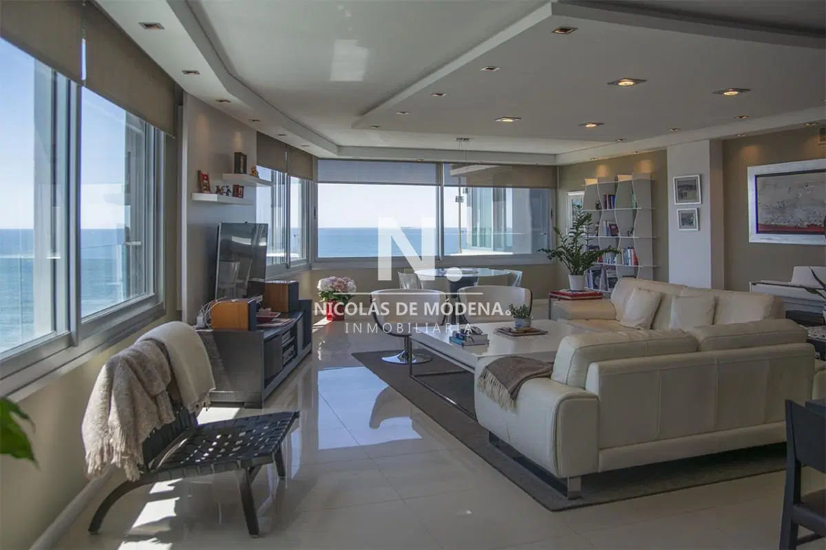 Apartamento de 4 dormitorios en venta en Torre Tiburon, Playa Brava frente al mar 3