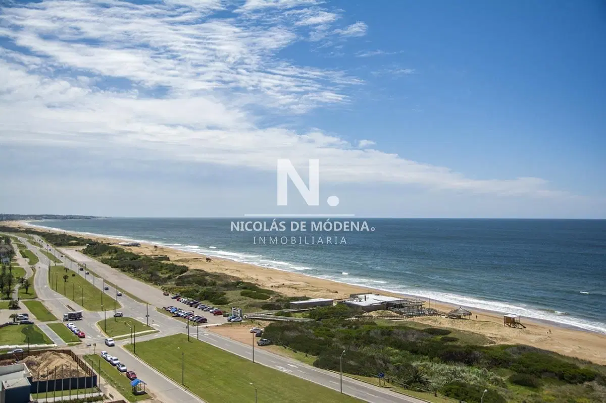 Apartamento de 4 dormitorios en venta en Torre Tiburon, Playa Brava frente al mar 1