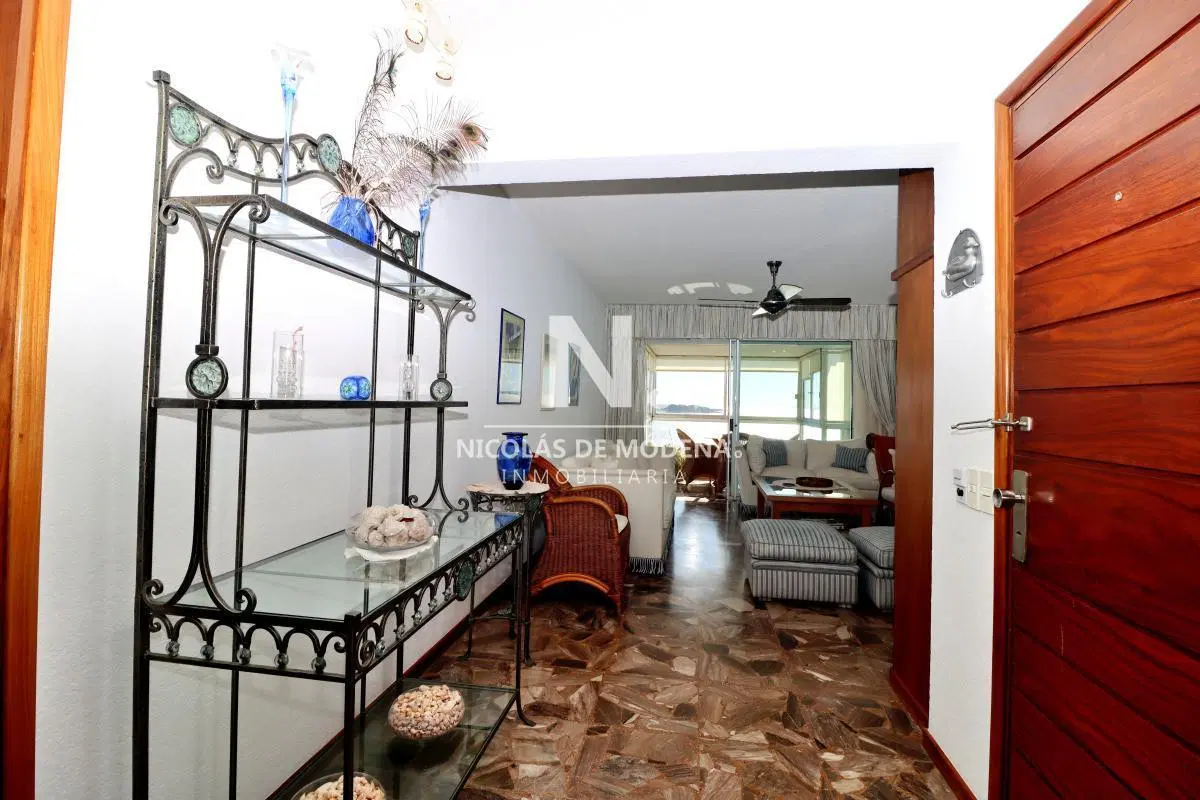 Venta de Apartamento de 3 dormitorios Frente al Mar en Playa Mansa - Punta del Este 8