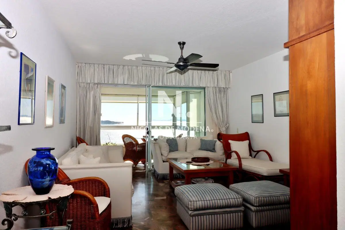 Venta de Apartamento de 3 dormitorios Frente al Mar en Playa Mansa - Punta del Este 3