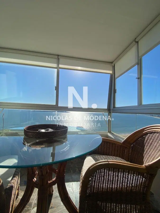 Venta de Apartamento de 3 dormitorios Frente al Mar en Playa Mansa - Punta del Este 2