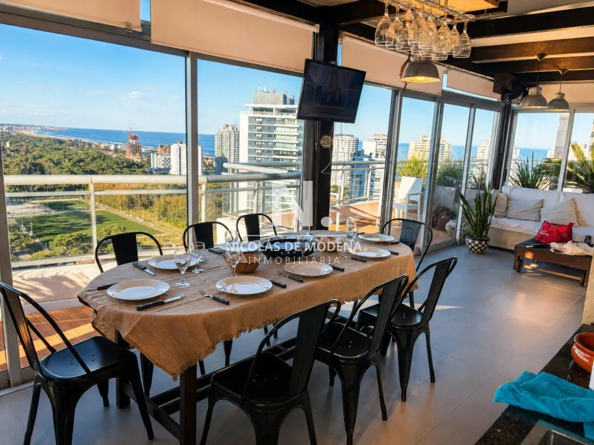 Penthouse Exclusivo en Zona Premium: Amplio Living Comedor, 2 Baños, Toilette y Doble Garaje en Torr 8