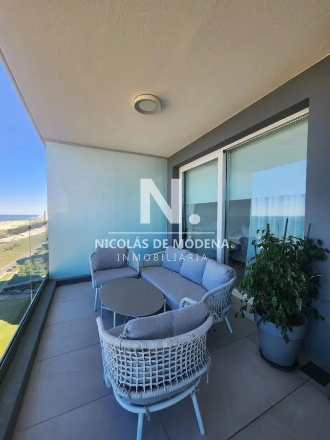 Vende apartamento de 3 dormitorios en suite, con vista al mar en Brava, Punta del Este 2