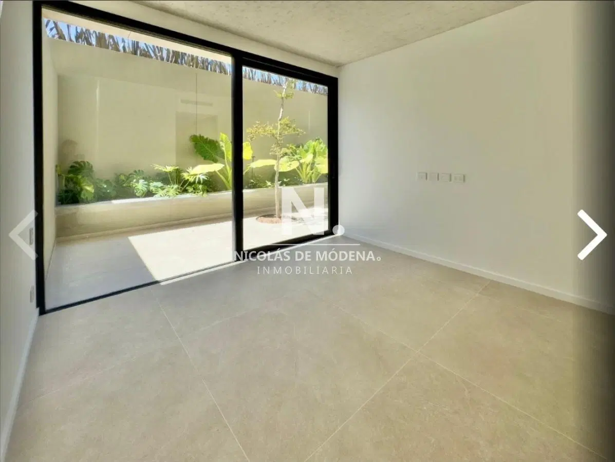 Vende apartamento de 3 dormitorios con amplios espacios al aire libre, con parrillero en edificio Ar 8