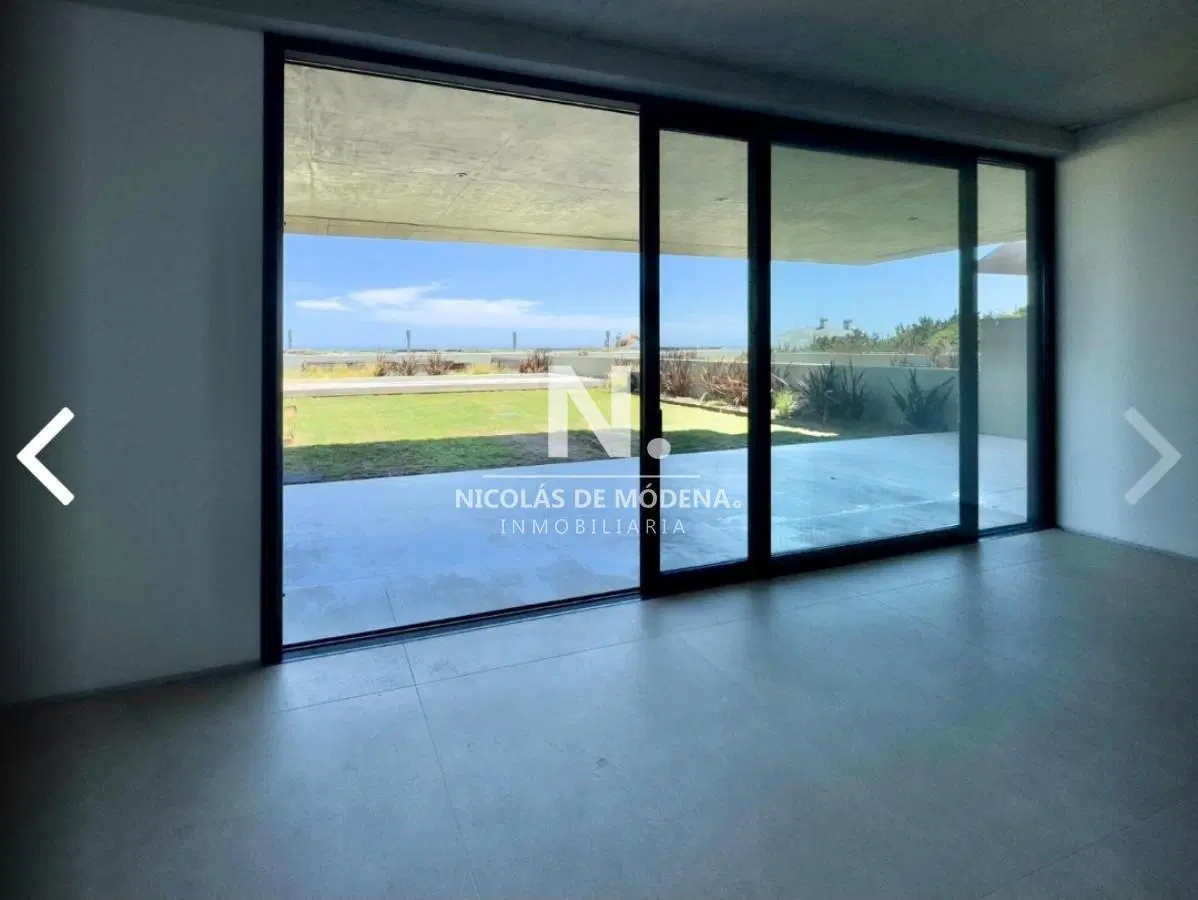 Vende apartamento de 3 dormitorios con amplios espacios al aire libre, con parrillero en edificio Ar 5