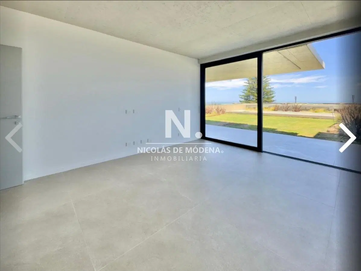 Vende apartamento de 3 dormitorios con amplios espacios al aire libre, con parrillero en edificio Ar 3