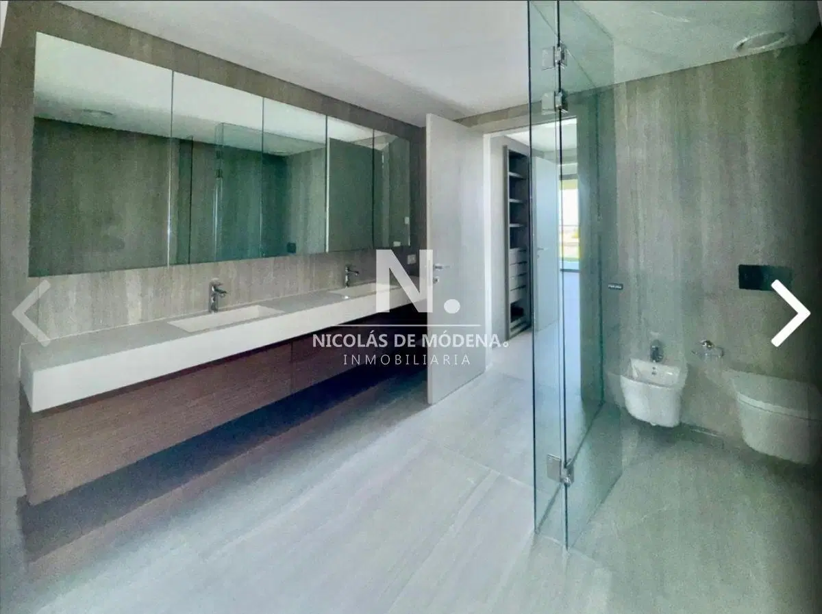 Vende apartamento de 3 dormitorios con amplios espacios al aire libre, con parrillero en edificio Ar 4