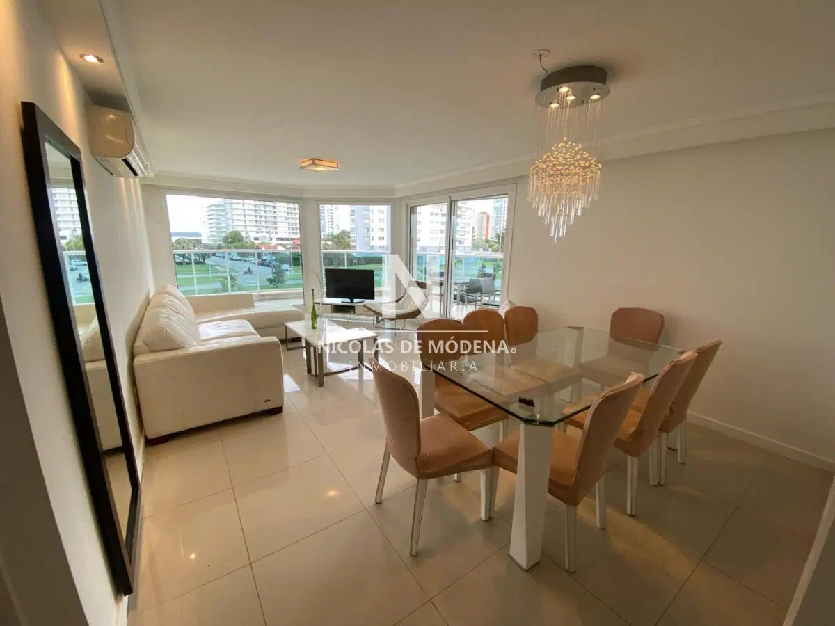 Apartamento de 3 dormitorios en Venta en Playa Mansa - Punta del Este 5
