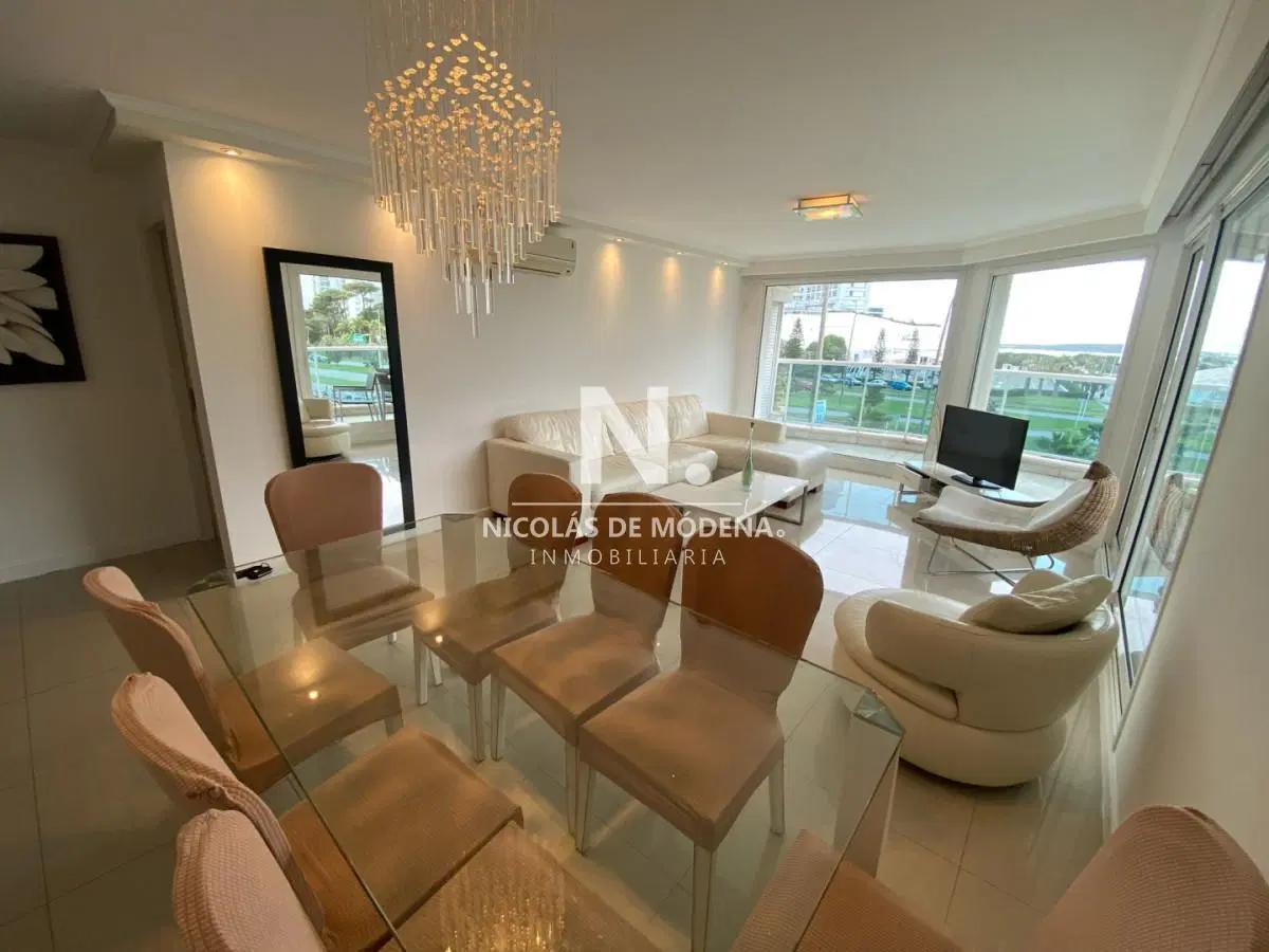 Apartamento de 3 dormitorios en Venta en Playa Mansa - Punta del Este 4
