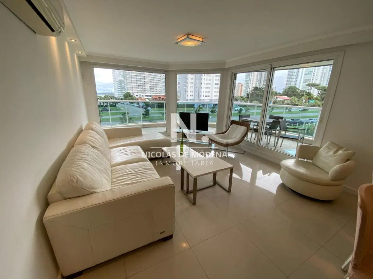 Apartamento de 3 dormitorios en Venta en Playa Mansa - Punta del Este 2