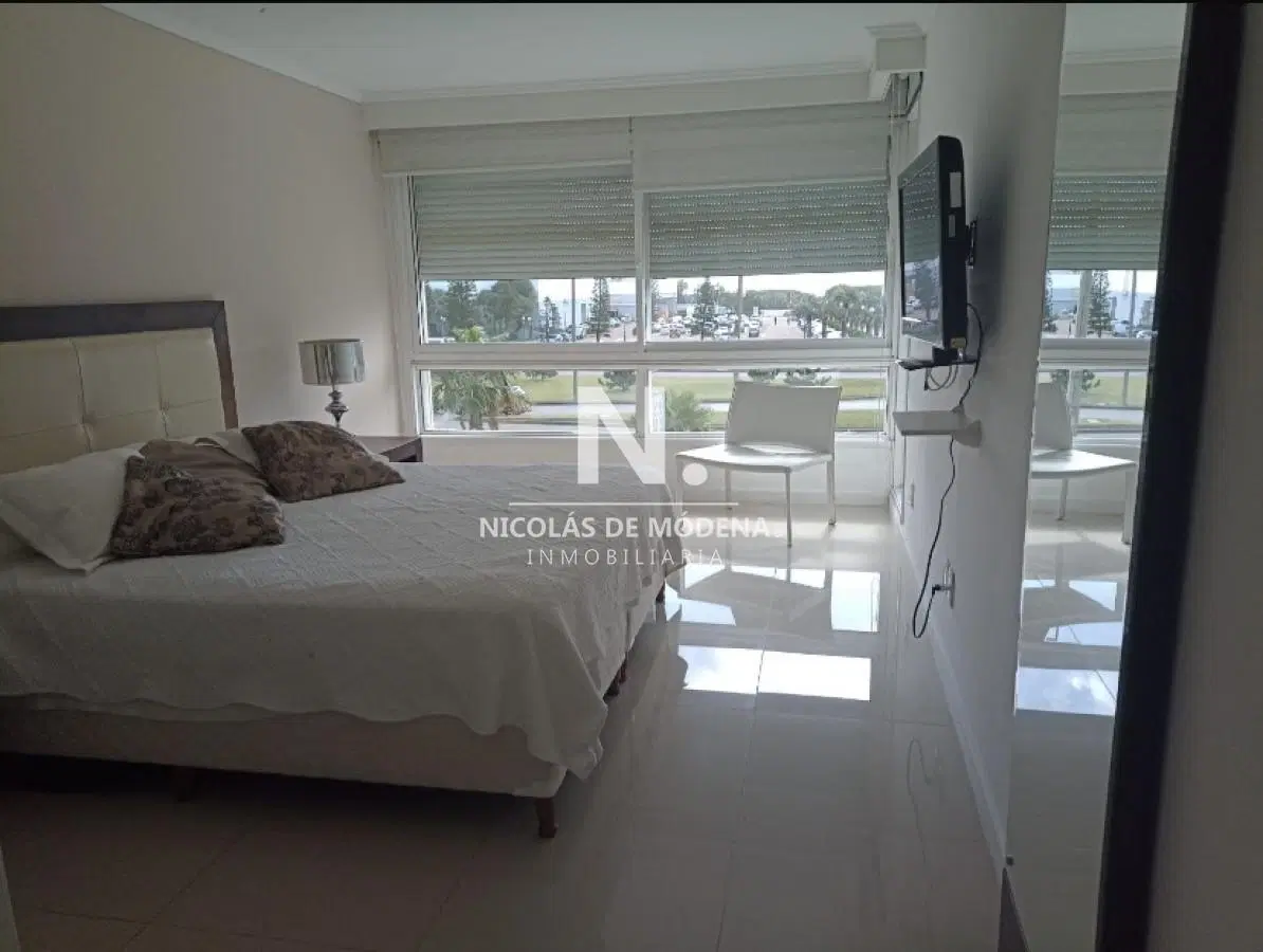 Apartamento de 3 dormitorios en Venta en Playa Mansa - Punta del Este 8