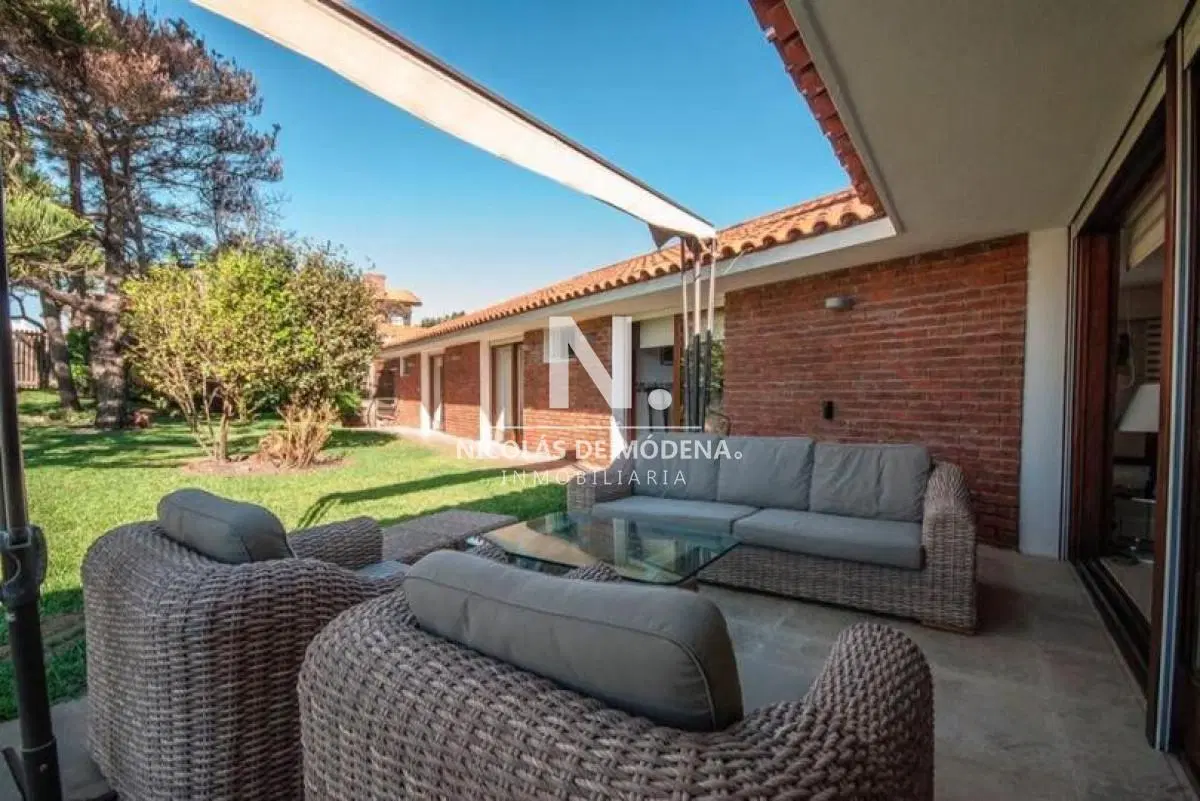 Excelente casa en venta y alquiler - Playa Mansa de 4 dormitorios 4
