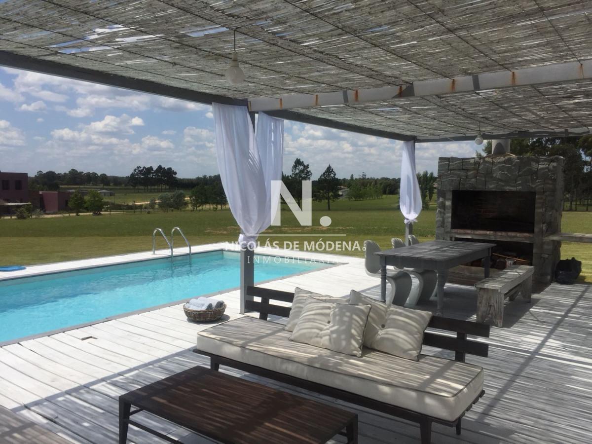 Foto de Casa en venta y alquiler de estilo minimalista dentro de Barrio Privado, imagen 1