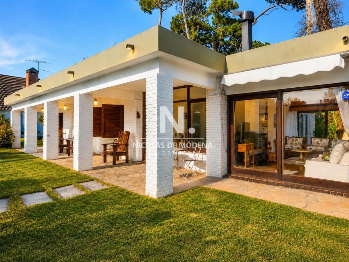 Foto de Casa de una planta en venta - Parada 11 de Playa Mansa, Punta del Este, imagen 2