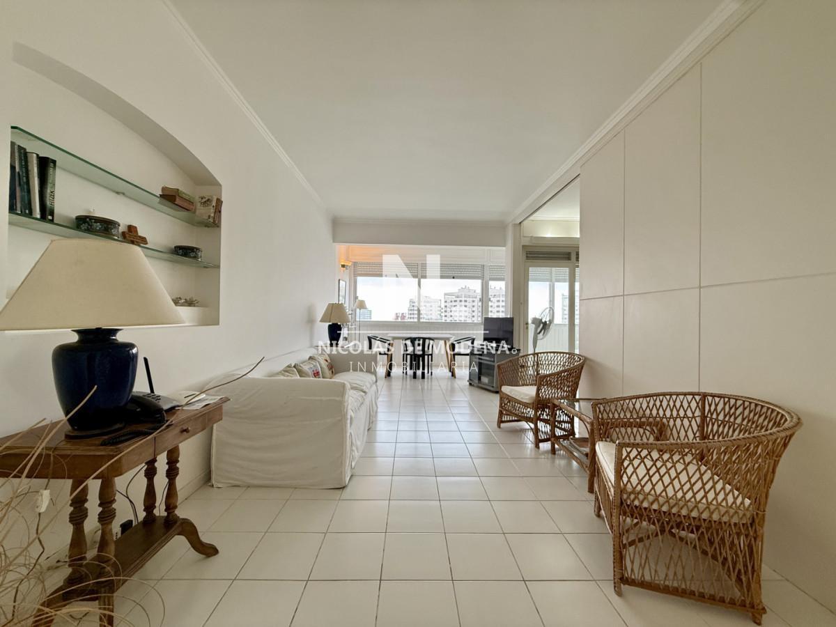 Foto de Apartamento en venta en Edif. Vanguardia Piso 12 hacia Playa Brava de 1, imagen 2