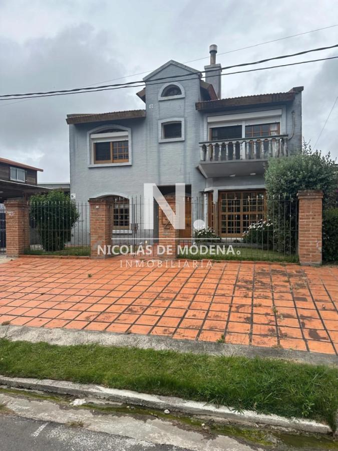 Foto de OPORTUNIDAD CASA DE 4 DORMITORIOS Y 4 BAÑOS , BARBACOA CERRADA Y MUCHO, imagen 1