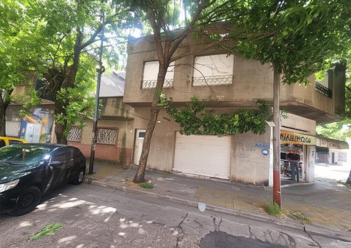 Casa, departamento y local comercial en venta en block