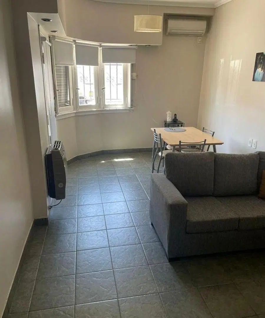 Casa de tres ambientes en venta en Lanús 2