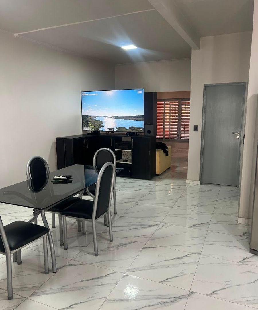Foto de Casa de 280m² con 5 dormitorios y cochera en venta en Lanús Oeste, imagen 2
