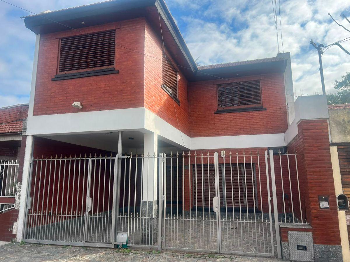 Foto de Casa de 280m² con 5 dormitorios y cochera en venta en Lanús Oeste, imagen 1