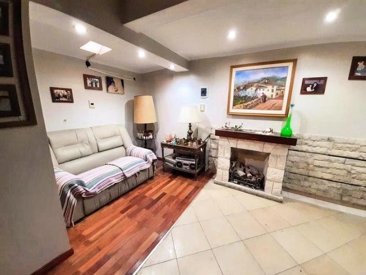 Venta Casa de 3 dormitorios comodín con cochera y terraza en barrio San Martin