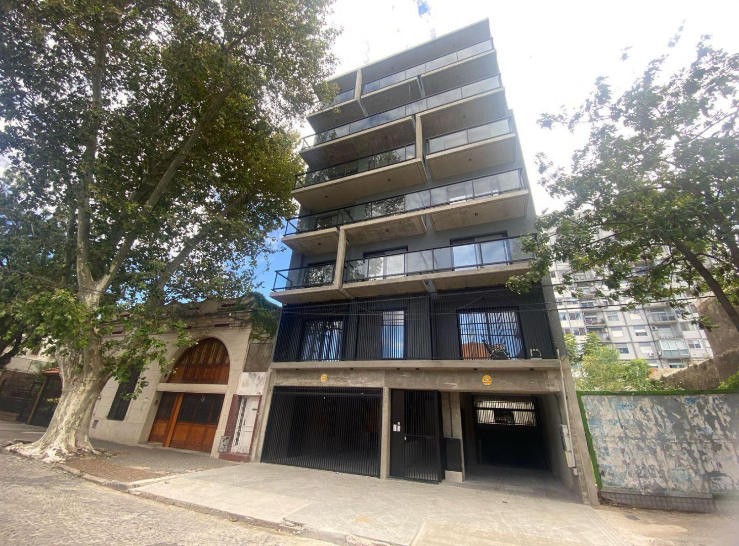 Venta departamento monoambiente con balcón amplio en barrio República de la Sexta
