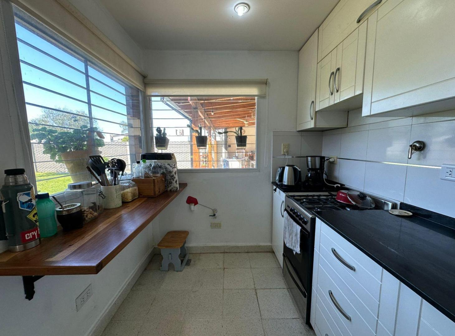 Foto de Venta casa 3 dormitorios con pileta General Lagos, imagen 4