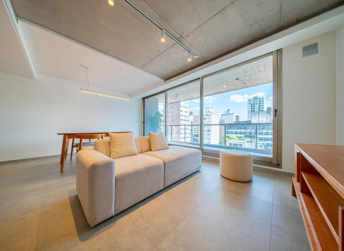 Venta departamento monoambiente con balcón y amenities zona Centro