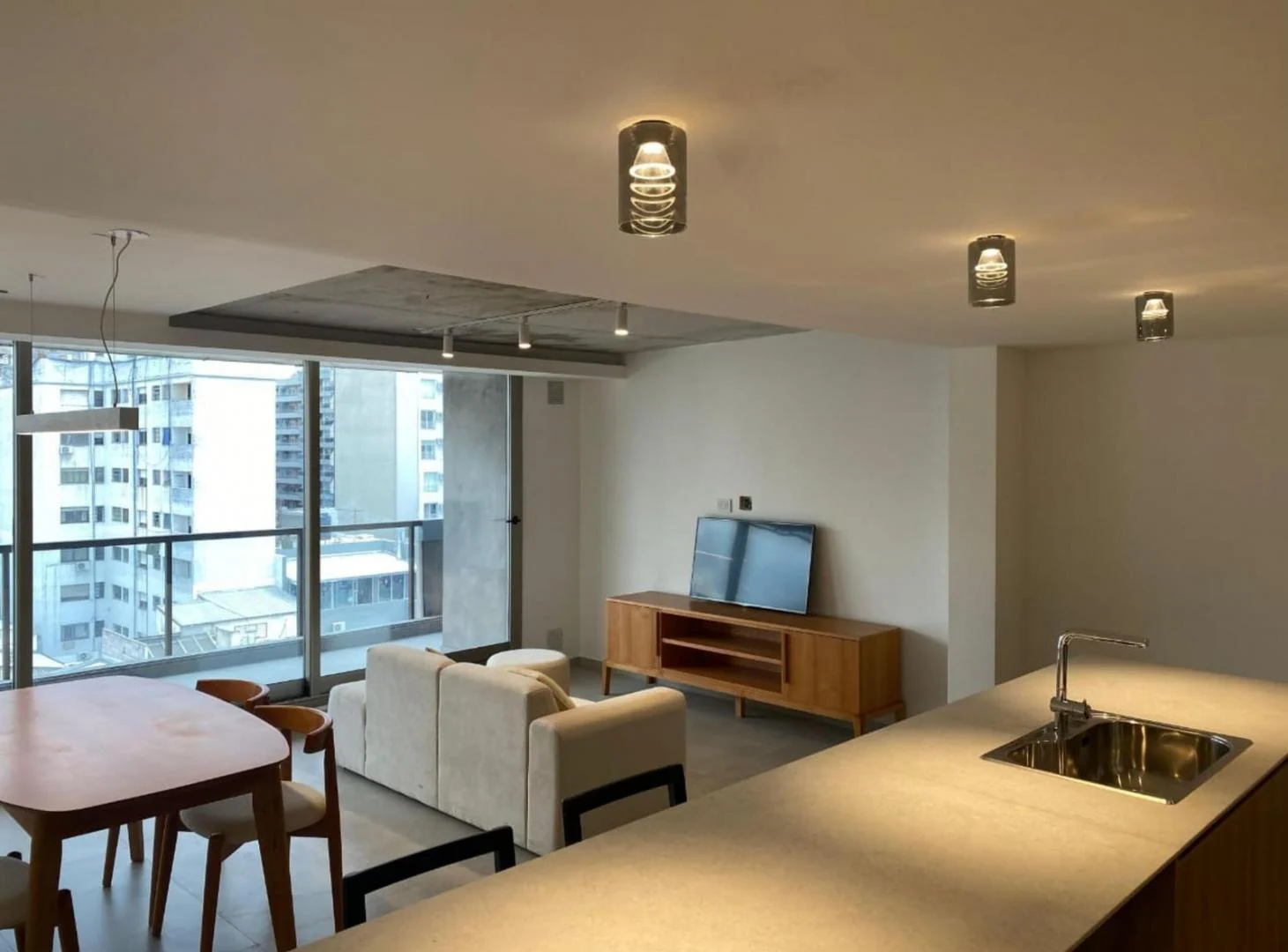 Venta departamento 2 dormitorios con balcón y amenities zona Centro
