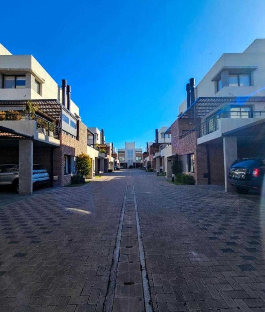 Venta PH 2 dormitorios con balcón terraza Complejo Residencial Esmeralda