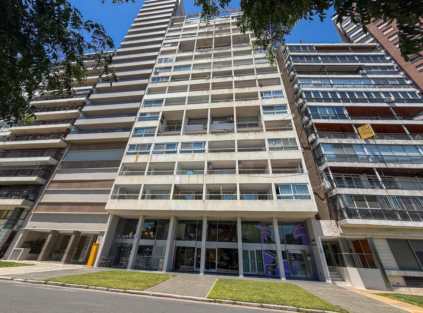 Venta dúplex de 4 dormitorios con vista franca al Rio con cochera y baulera barrio Martin, Rosario