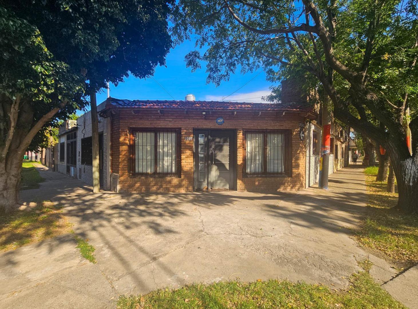 VENTA. Casa de dos o tres dormitorios en barrio Belgrano de Rosario.