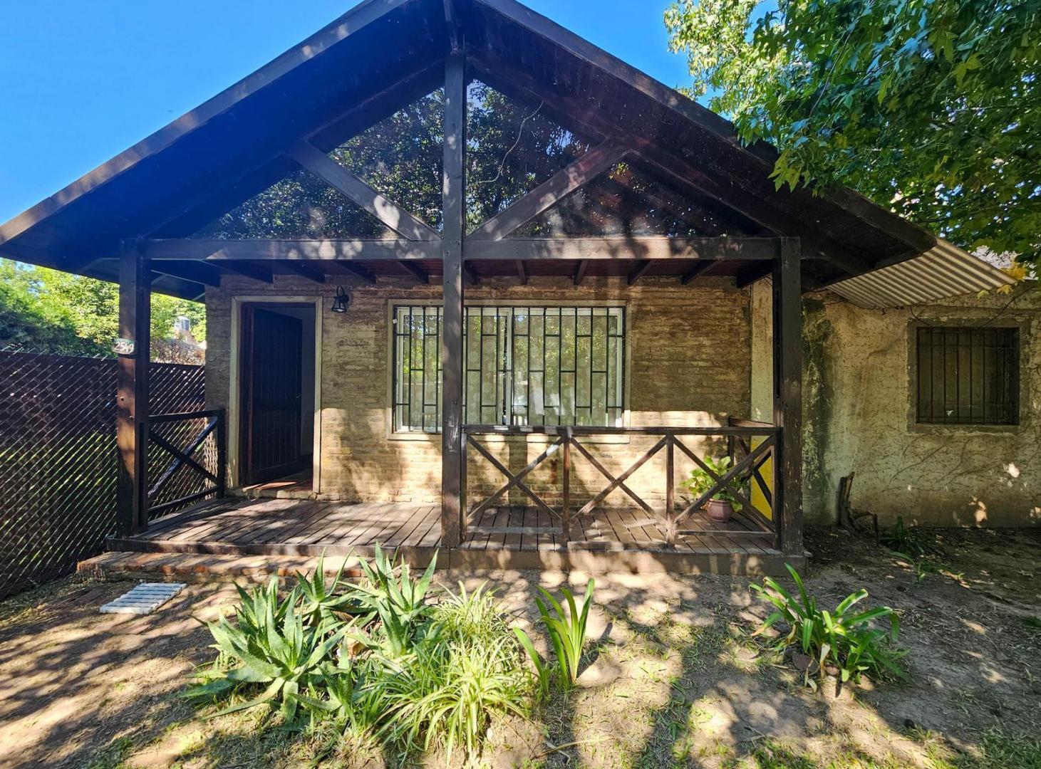 Venta casa 2 plantas de 3 dormitorios con patio+ pileta, Funes